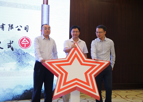 方正電子總裁楊斌（中）、華為中國(guó)區(qū)企業(yè)BG廣電媒資業(yè)務(wù)部副部長(zhǎng)張宏中（右一）、方正電子數(shù)字出版與教育業(yè)務(wù)部總經(jīng)理劉長(zhǎng)明（左一）共同發(fā)布融合云出版解決方案.jpg