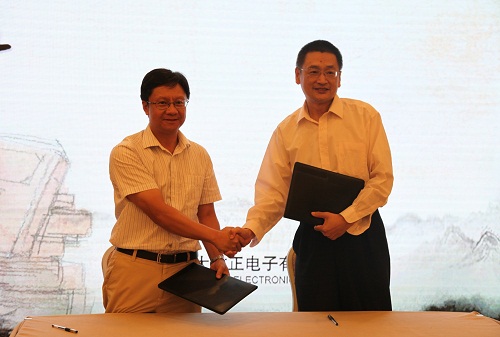 方正電子總裁楊斌（左）、國(guó)家開(kāi)放大學(xué)出版?zhèn)髅郊瘓F(tuán)總編輯、中央廣播電視大學(xué)出版社總編輯任巖（右）代表雙方簽約.jpg